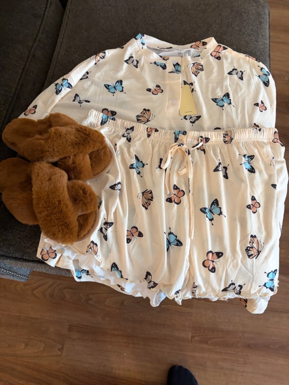 Ekouaer Women’s Cream Butterfly Print Pajama Set NWT, Slippers just tried on